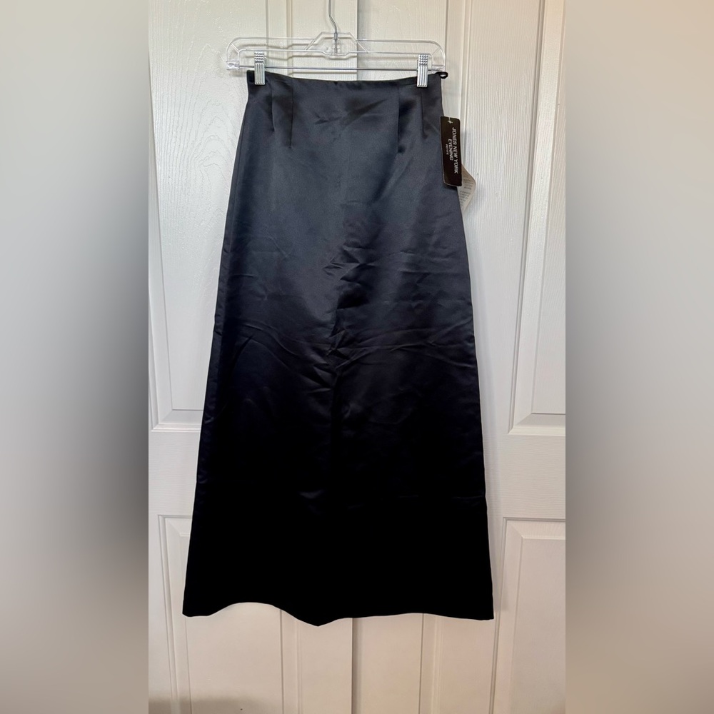 NWT petite Jones New York women A-line long skirt, satin and fully lined.